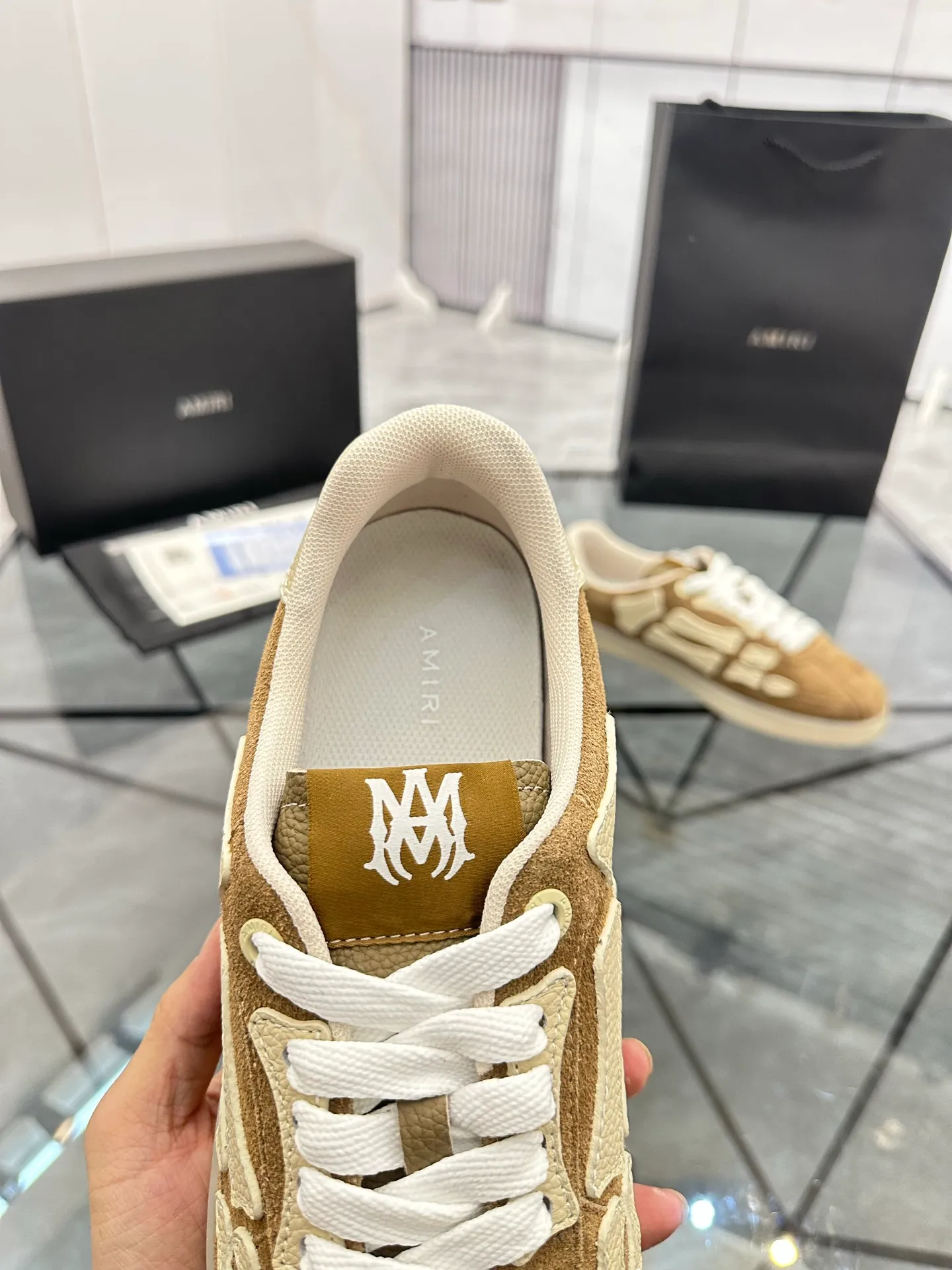 Men's shoes: 💰P600¥ Top quality in Guangzhou Product trademark: AMIRI* "Amir*" low-top casual shoes Regular size: 39-44 (can be customized to 45) Product material: Upper imported first-layer cowhide spliced ​​nubuck leather, breathable lining, original outsole. Number: 525